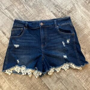 💜 Maurices High Rise Crochet Bottom Denim Shorts - Size 12 💜